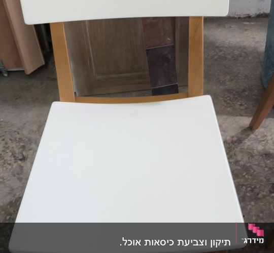 כיסא עץ עם מושב ומשענת לבנים